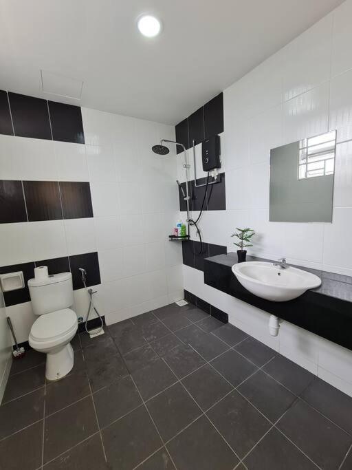 באייאן לפאס 3Storey House 13Pax Family Suite מראה חיצוני תמונה